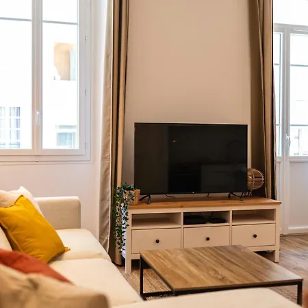 Appartement Magnifique 2p Avec Vue Sur Le Port De Nice